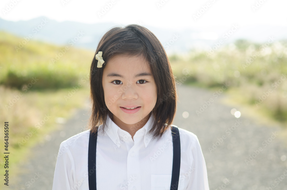 制服姿の小学生の女の子