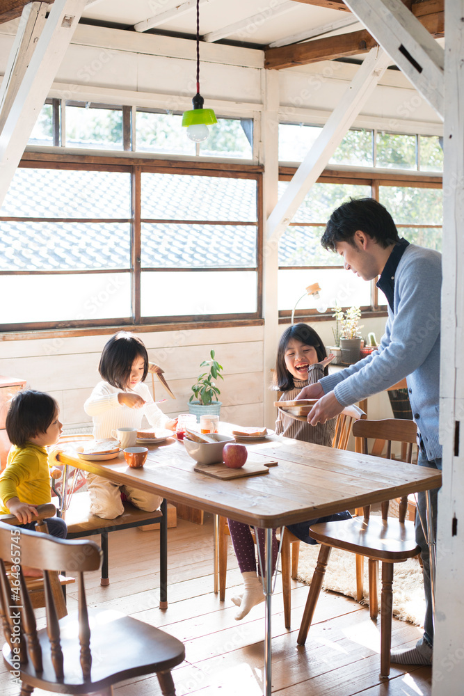 食卓にいる子供たちとお父さん