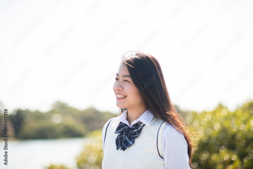 笑っている制服姿の女子高生 笑っている制服姿の女子高生