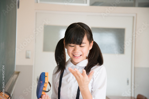 黒板消しを持っている小学生の女の子 photo