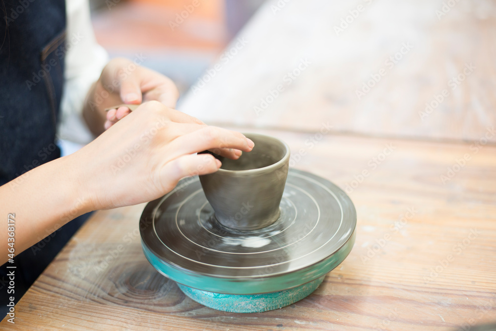 陶芸教室でろくろを回している女性の手 Stock Photo | Adobe Stock