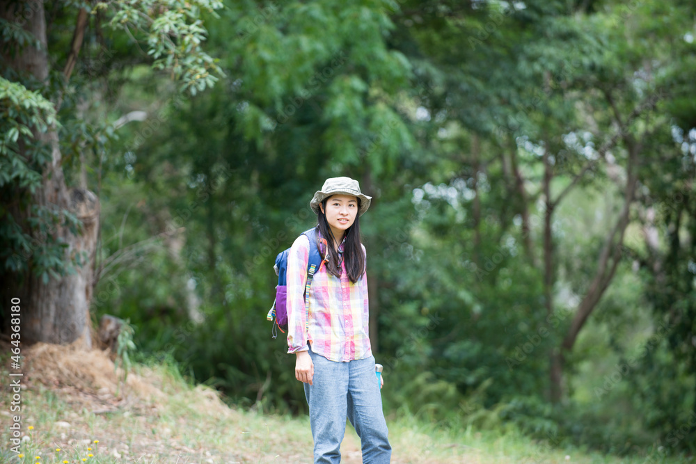 森の中にいる女性 森の中にいる女性