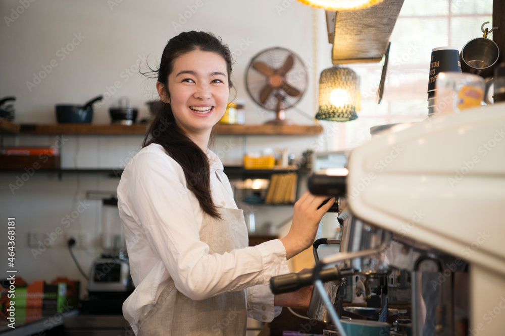 カフェで働いている女性 カフェで働いている女性