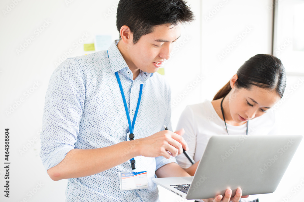 打ち合わせをしている男女