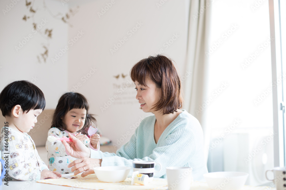 朝ごはんを食べている双子