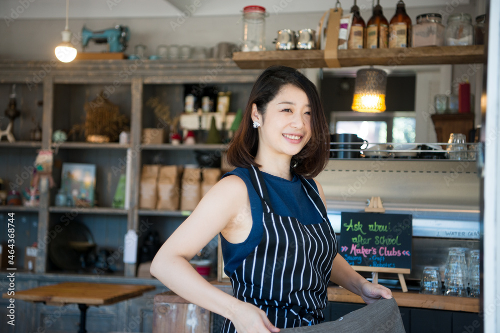 カフェで仕事をしている店員