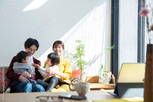 リビングでくつろぐ親子の団欒風景 ,日本,東京都,三鷹市