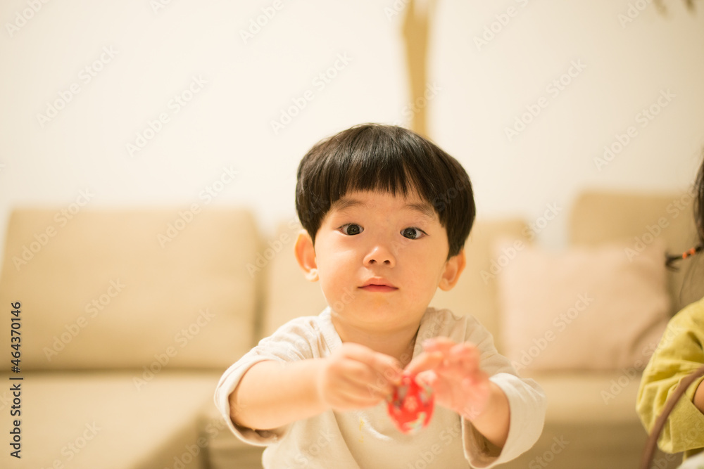 お手玉で遊んでいる男の子 お手玉で遊んでいる男の子