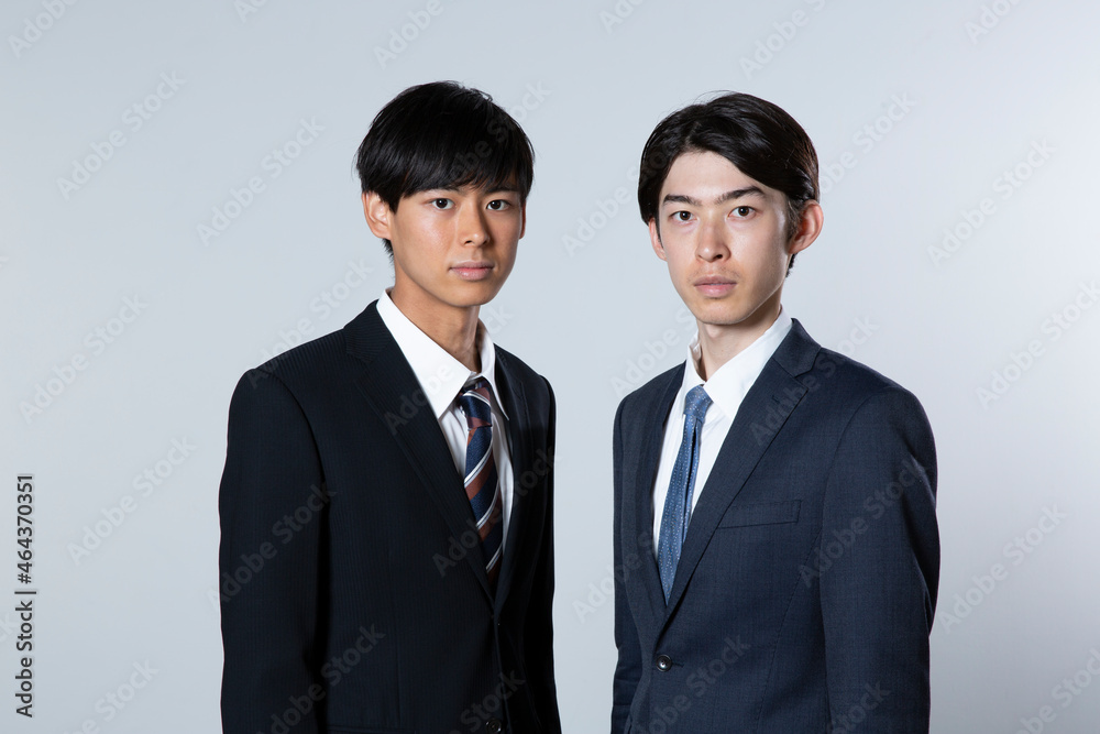 スーツ姿の20代男性2人 スーツ姿の20代男性2人