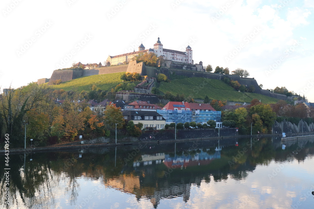 Abenstimmung: Festung Marienberg in Würzburg. Herbstlicht. Herbstlandschaft.