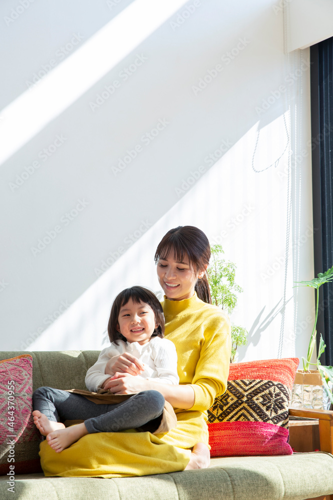 リビングでくつろぐ親子の団欒風景 ,日本,東京都,三鷹市 リビングでくつろぐ親子の団欒風景 ,日本,東京都,三鷹市