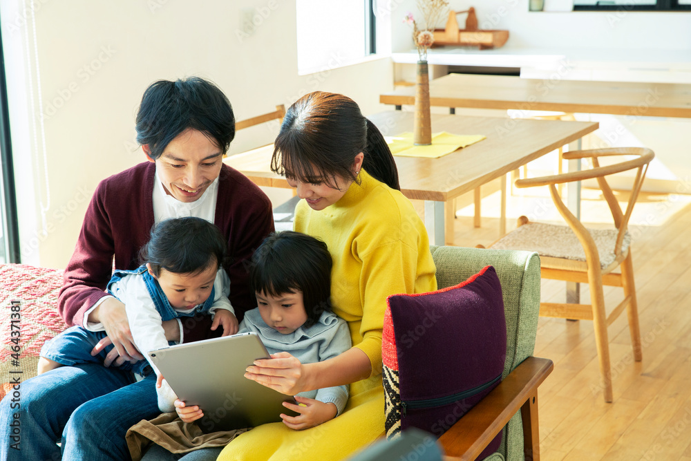 リビングでタブレットを見る親子の団欒風景 ,日本,東京都,三鷹市 リビングでタブレットを見る親子の団欒風景 ,日本,東京都,三鷹市