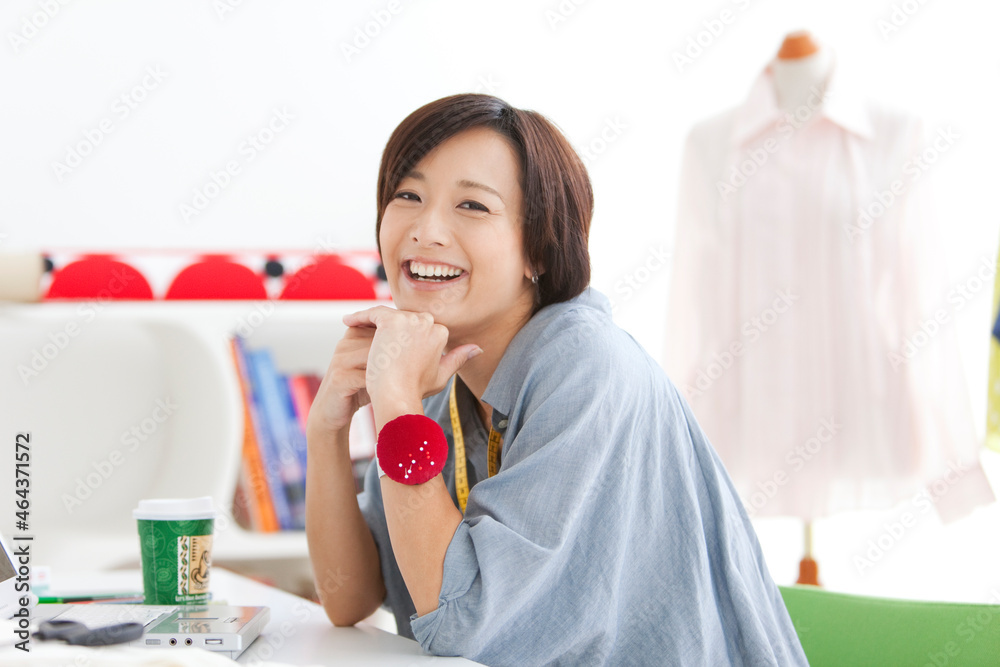 笑顔のパタンナーの女性