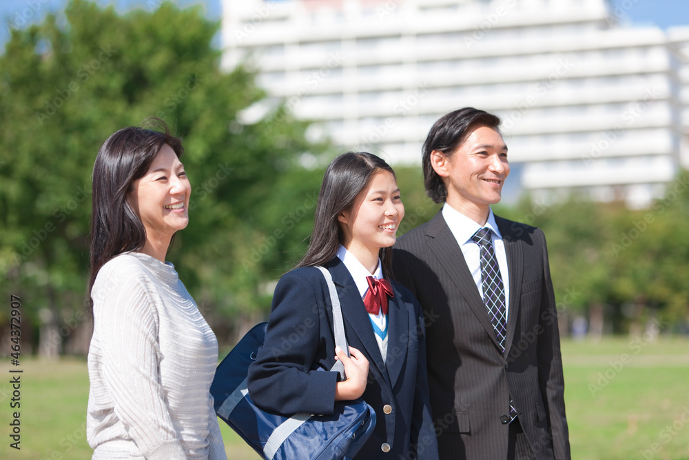 笑顔の女子中高生と両親 笑顔の女子中高生と両親