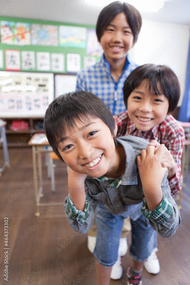 寄り添う笑顔の小学生の男の子3人