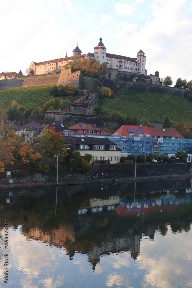 Abenstimmung: Festung Marienberg in Würzburg. Herbstlandschaft. Herbstlicht.