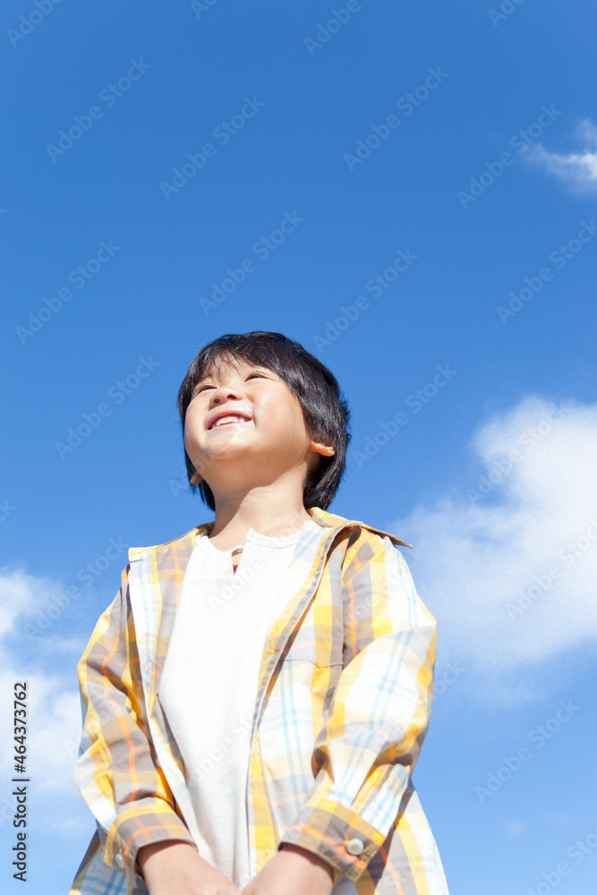 空を見上げている笑顔の男の子