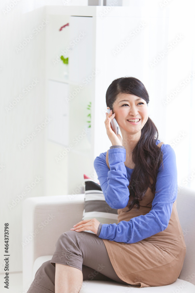 スマートフォンで話している女性 スマートフォンで話している女性