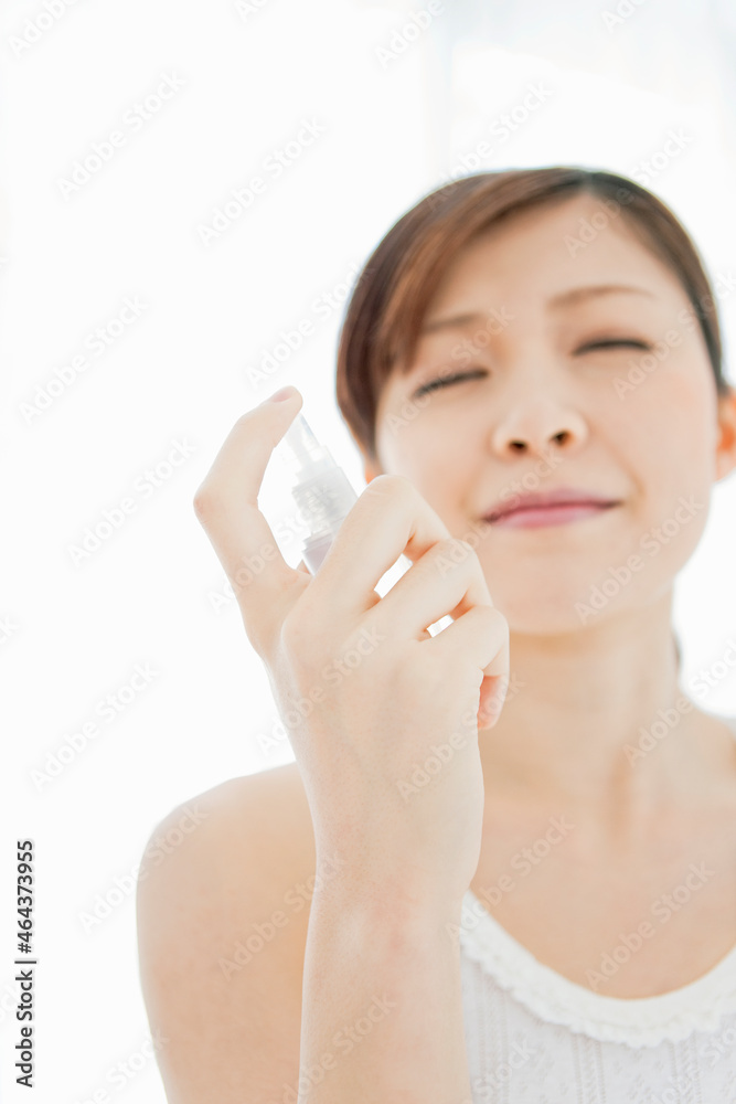 スキンケアをする女性