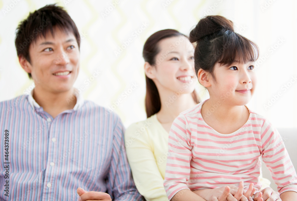 ソファに座る家族3人