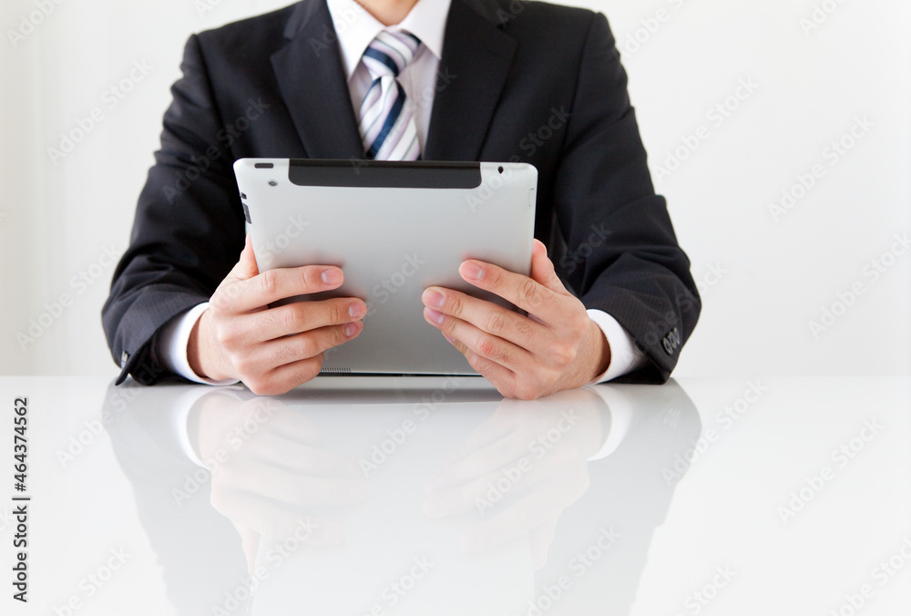 タブレットPCを操作しているビジネスマン