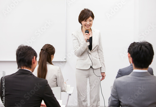 ビジネス研修をする女性講師と生徒 photo