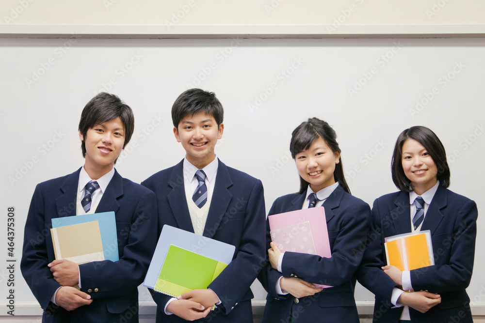 ノートを持って並ぶ男女中高生4人