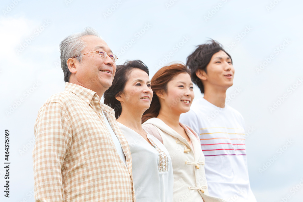 遠くを見ている4人家族 遠くを見ている4人家族