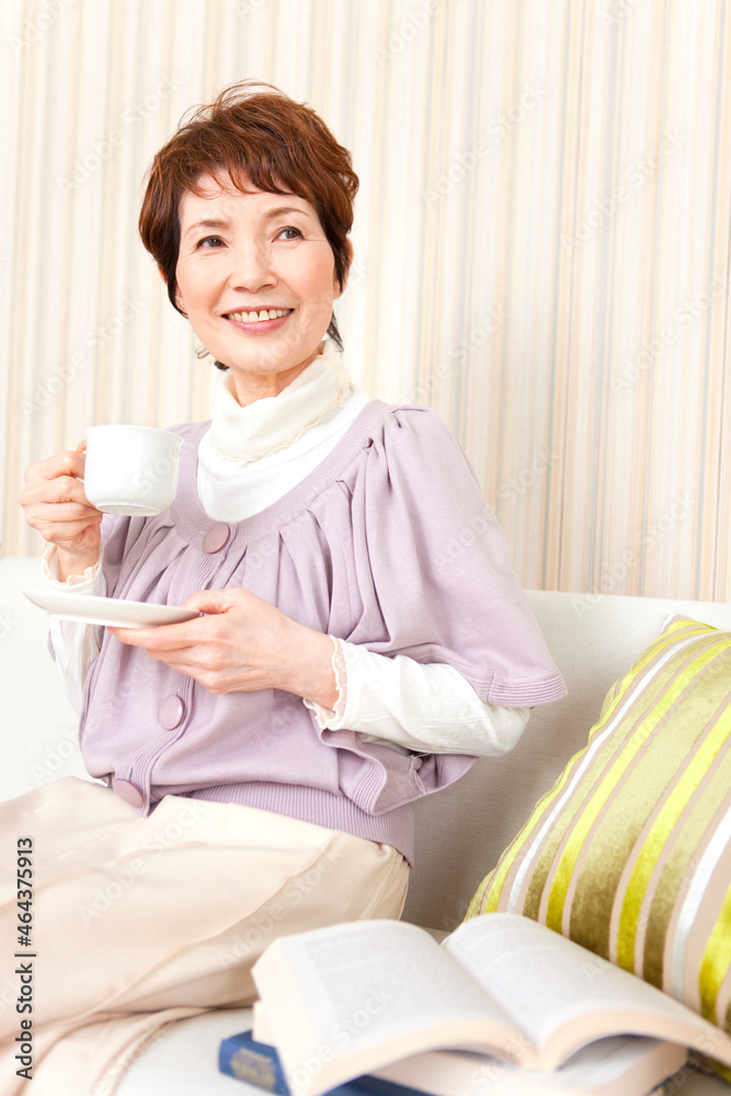 遠くを見ている笑顔の中高年女性 遠くを見ている笑顔の中高年女性