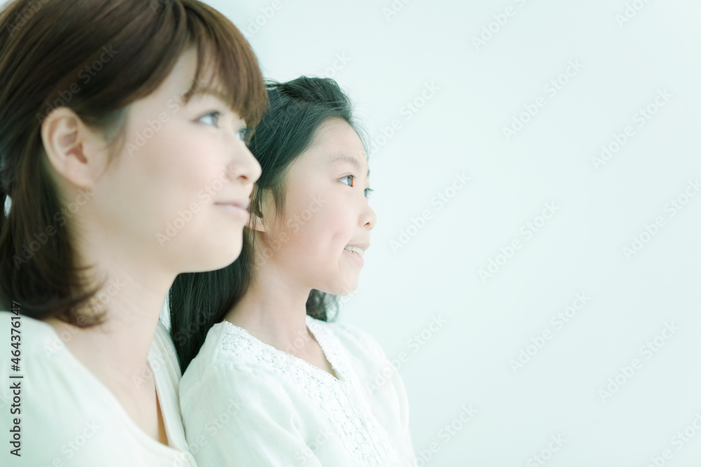 遠くを眺める親子