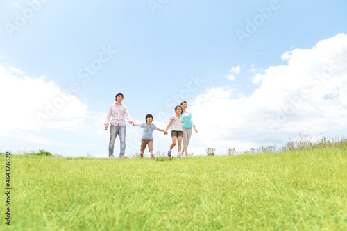野原を歩く家族