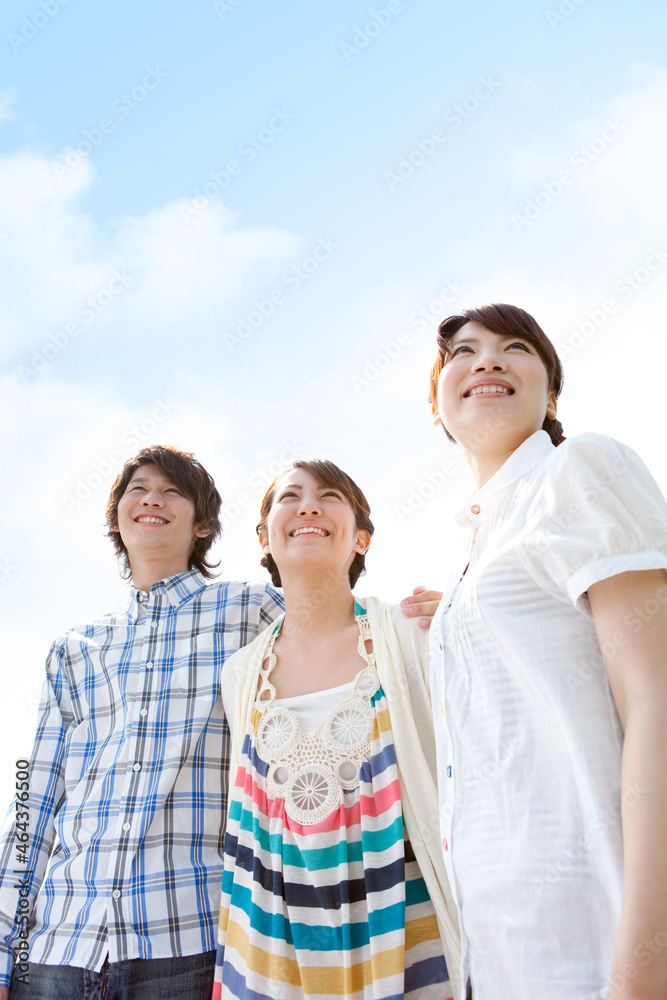 空を見上げる若者3人