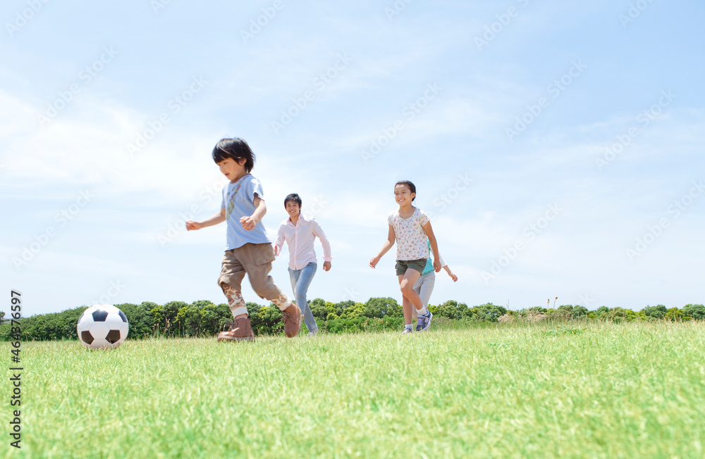 ボールで遊ぶ家族 ボールで遊ぶ家族