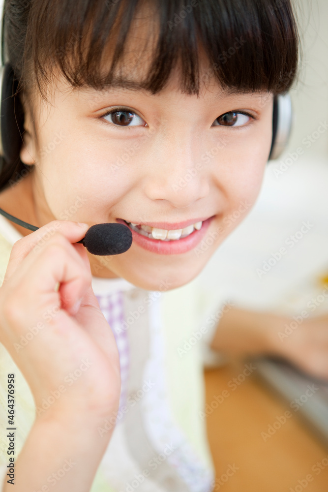 インカムをつけた女の子 インカムをつけた女の子