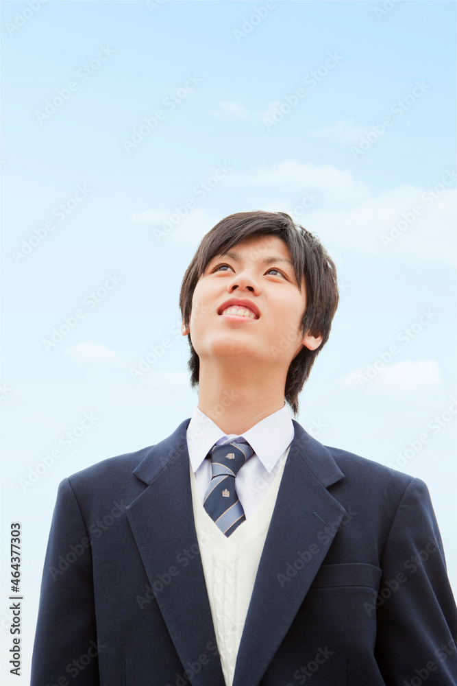 空を見上げる男子中高生