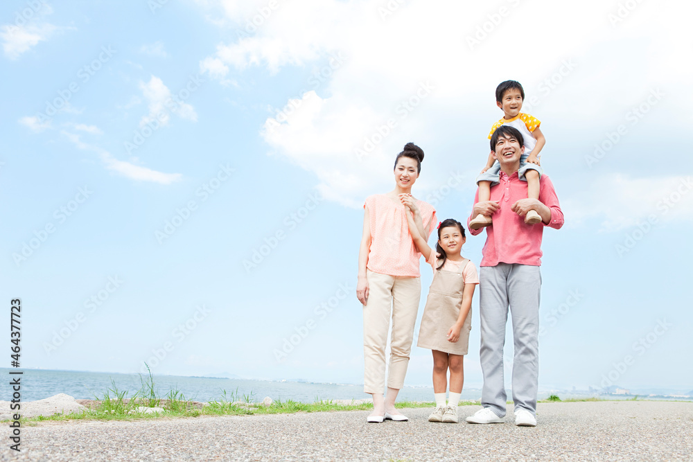 笑顔の家族4人 笑顔の家族4人