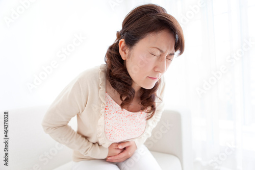 腹痛の女性 photo