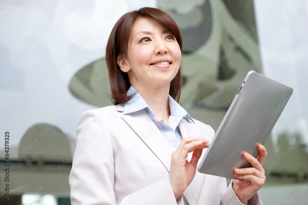 タブレットPCを操作しているビジネスウーマン