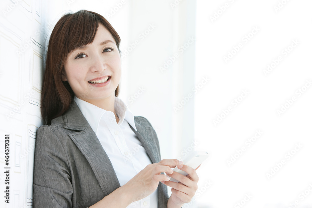 スマートフォンを操作するビジネスウーマン