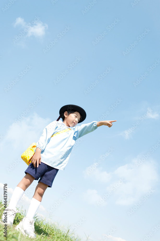 指を差す男の子