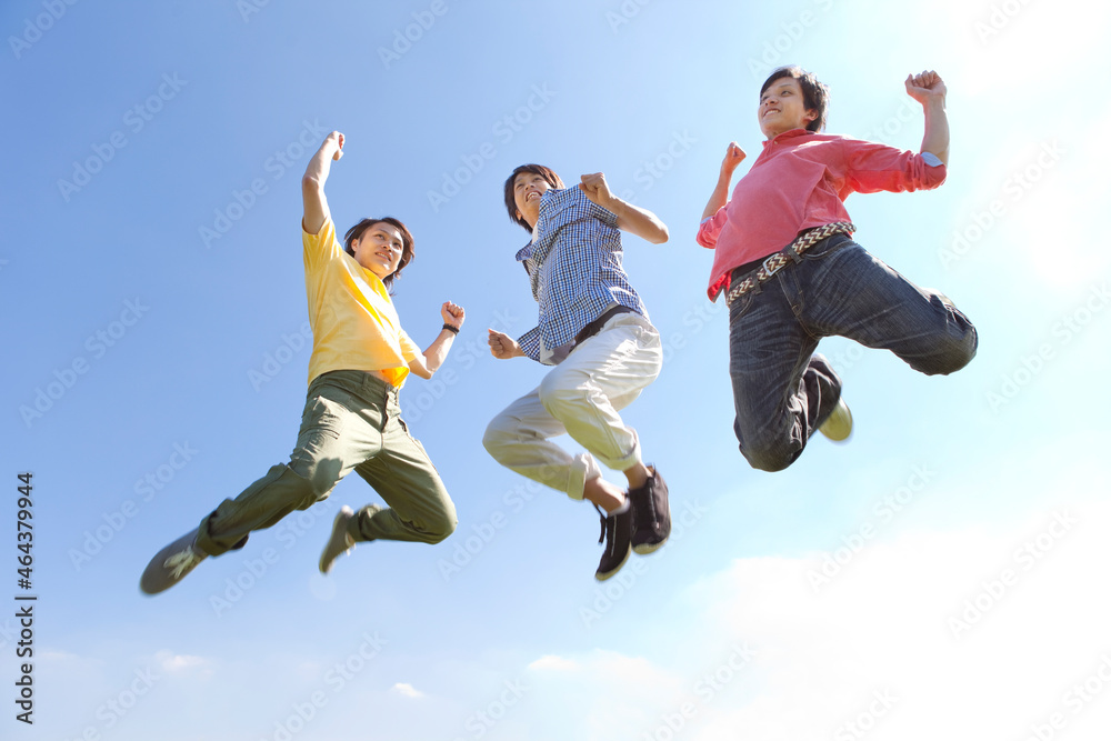ジャンプしている若者3人 ジャンプしている若者3人