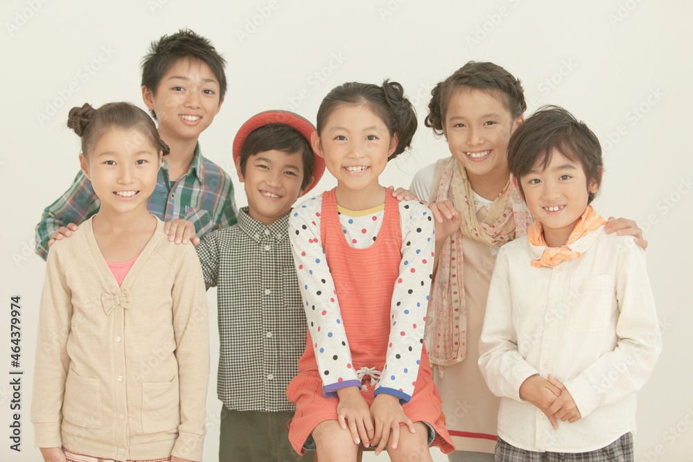 笑顔の小学生6人