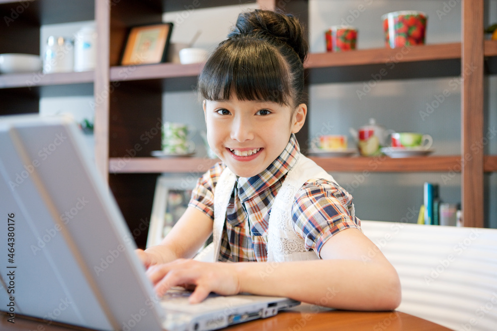 パソコンを操作する女の子 パソコンを操作する女の子