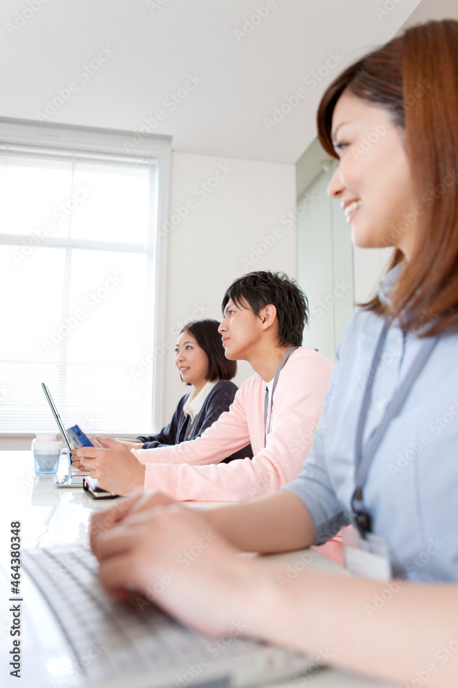 打ち合わせ中のビジネスマン3人 打ち合わせ中のビジネスマン3人