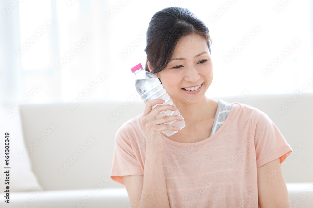 ペットボトルを持っている女性