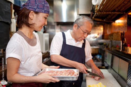 調理をしている店員2人 photo