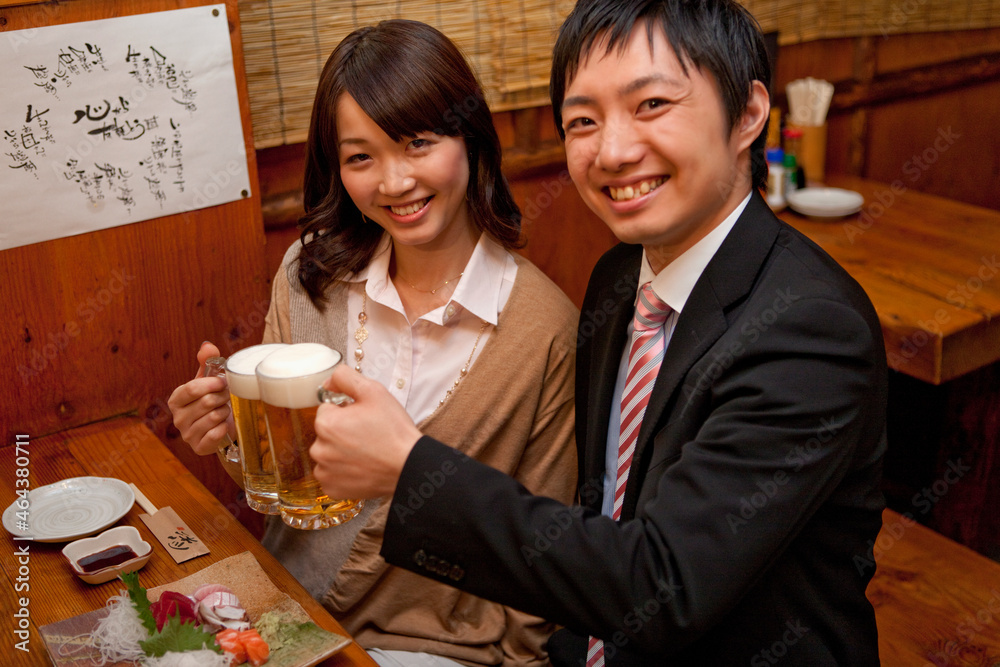 乾杯しているビジネスマンとビジネスウーマン 乾杯しているビジネスマンとビジネスウーマン
