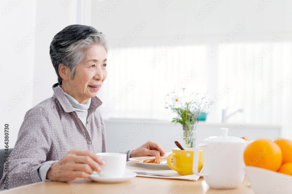 食事をする中高年女性 食事をする中高年女性