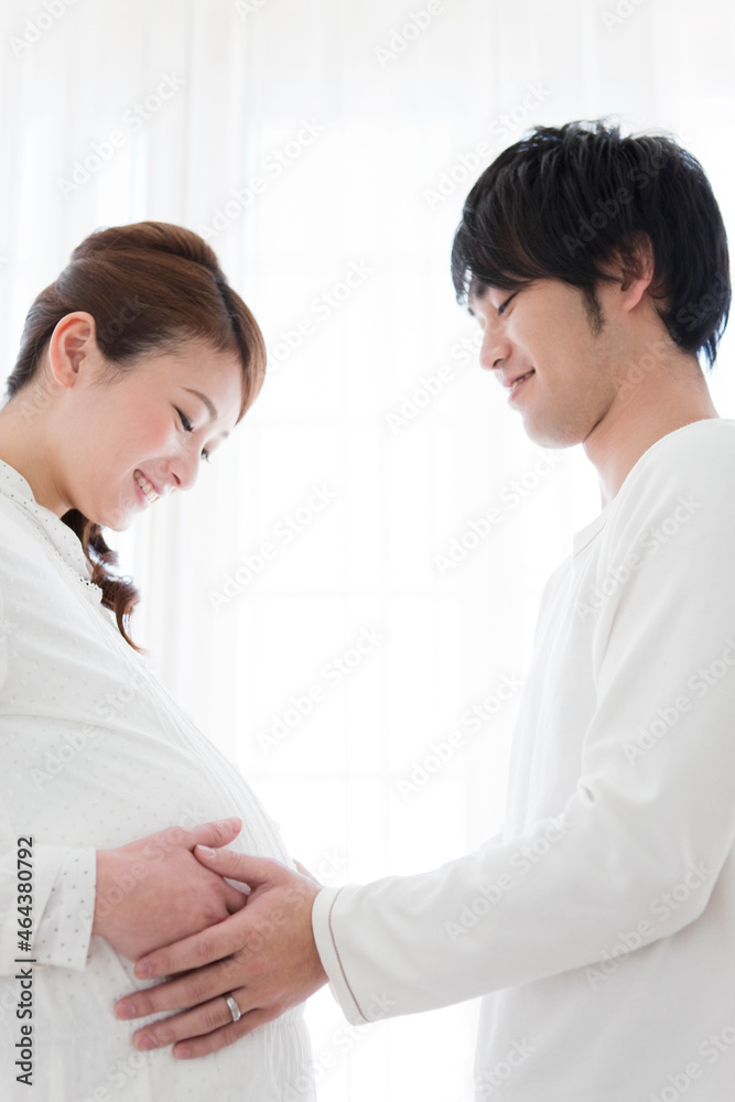 妊婦のお腹をさわる男性 妊婦のお腹をさわる男性