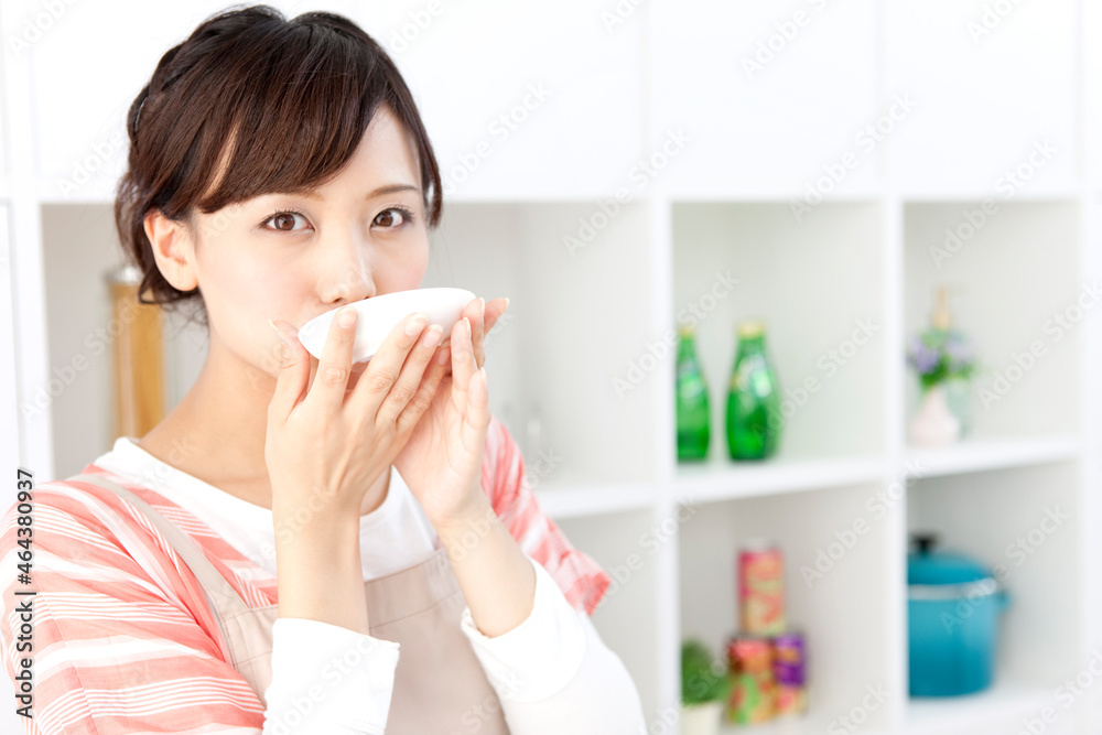 味見をしている女性 味見をしている女性